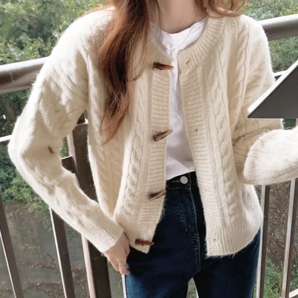 NWT White cable knit cardigan with horn buttons